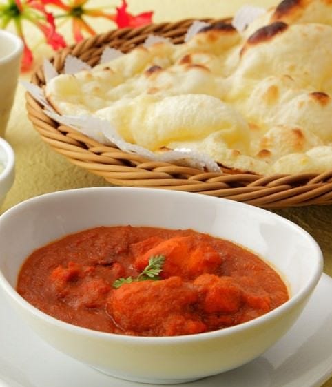 並べられたナンと日替わりカレー