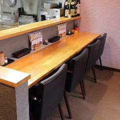 カウンター席もございます。飲みはもちろん、ラーメン利用にも◎