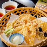 魚介と野菜の天ぷらをどうぞ。