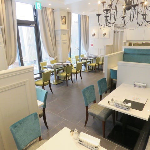 シャンデリアがさがった白を基調とした店内