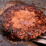 100％ビーフの肉汁溢れるジューシーパテ