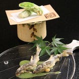 初夏の天ぷら
　稚鮎とえんどう豆のコロッケ