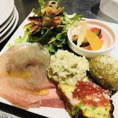 前菜のセットやアルコールとのセットも人気！