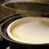 毎日丁寧に仕込む看板メニューは、なめらかな豆乳がふんわりと香る！風味を愉しむ手作りの自家製豆富です。
