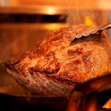 オーブンでじっくり火を通し、骨付き肉の旨みを凝縮。
