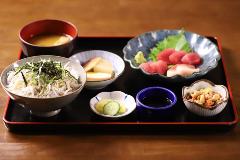 さしみとしらす丼の定食