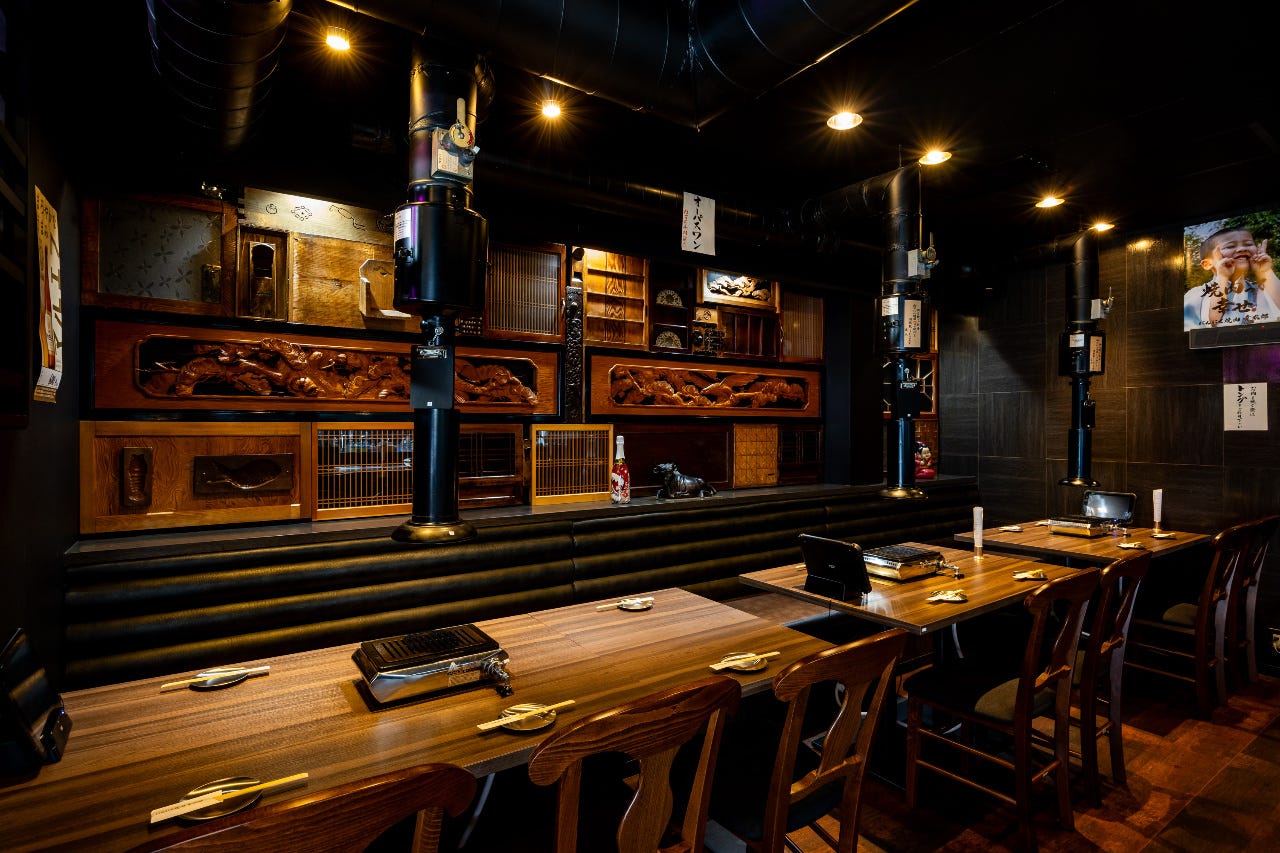 おしゃれなバーのようなにんにく焼肉 幸太郎のカウンター席