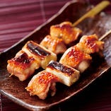 蔵王土鶏を味わうにはシンプルな「ねぎま串焼き」弾力のある肉質が特徴で噛むと旨味がじゅわーっと口に広がります。