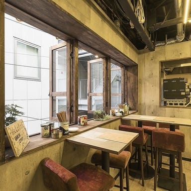 UWASASTORE ウワサストア 梅田店_ゆったりとお食事を楽しめるテーブル席