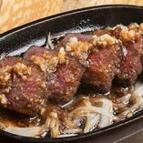 らいおん丸は肉も旨い！アツアツの鉄板で提供するハラミステーキ