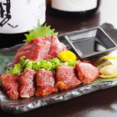 熊本直送の馬刺し2種盛り合わせは看板メニュー！
