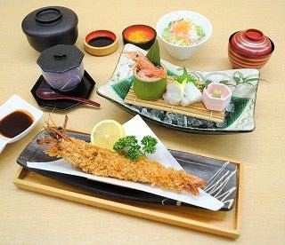 川喜 一宮店の大きな海老フライや刺身が付いた川喜大将