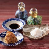 粟国島の塩、香川県小豆島産の醤油、首里味噌など味の基礎となる調味料へのこだわり