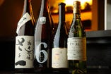 料理と相性のよい日本酒や国産ワインの品揃えも充実している。