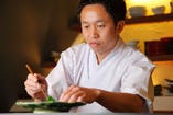 常に、季節を大切にした料理づくりを心がける店主・堀内誠氏。