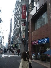 暫くすると、右側に土風炉西新宿七丁目店の看板が見えて参ります。