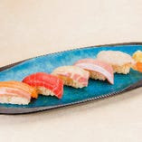 ネタの旨さを引き立たせる
こだわりのまろやかな赤酢を使用した江戸前鮨
