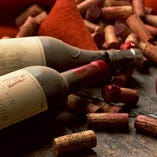 世界から約50種のワインが勢ぞろい。グラスもボトルもバリエーション豊富です