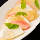 夏のチーズレシピ☆モッツァレラチーズとあまい桃のカプレーゼ