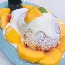 桃たっぷりのスフレパンケーキ