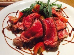 外は香ばしく、中はレアに仕上げた牛ロース肉の鉄板グリル！