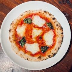 石窯で焼くカリッともちもちマルゲリータ！