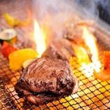 炭火で豪快に、肉を焼き上げます！美味です。