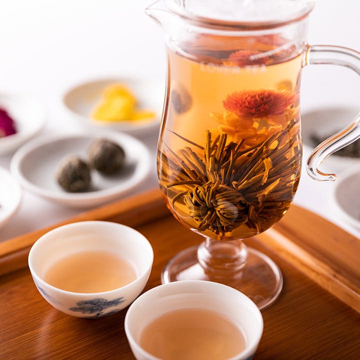 ポットの中に華やかに咲く中国茶を5種ご用意しています 本格香港点心と個室空間 CHINA DOLL 新宿アイランドタワー店_ポットの中に華やかに咲く中国茶を5種ご用意しています