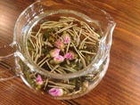 秋の薬茶（バラ、金銀花、桂花）