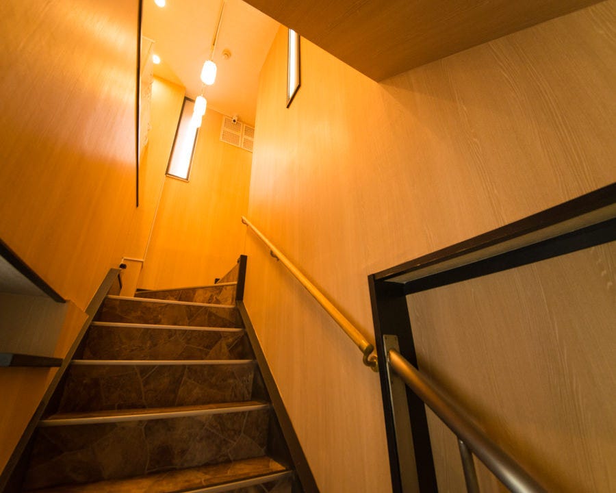 高級感のある照明の灯った「京城餃子王」に続く階段