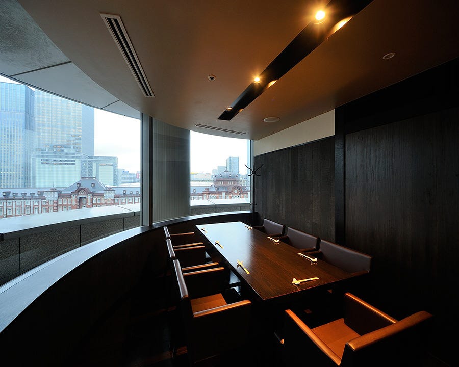 御影蔵 丸ビル店の外が見える個室席