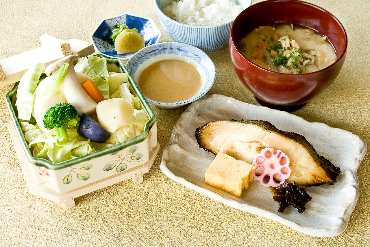 野菜蒸籠蒸しと魚と味噌汁とご飯