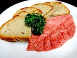 馬肉をつかった桜タルタルステーキはライ麦パンとの相性抜群！！
