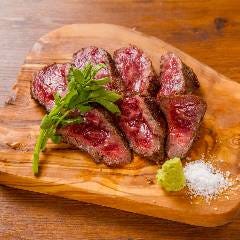 厳選ワインと肉料理をカジュアルに味わう