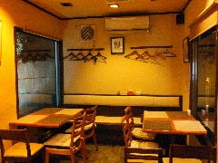 カウンター７席、テーブル１1人（個室は御座いません）