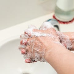 スタッフはこまめな手洗いとうがい、手指消毒を徹底しております