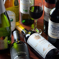 お料理に合う、ワインは常時約45種を取り揃えております。