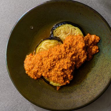 E(イー)_スパイスやハーブが香る小皿料理