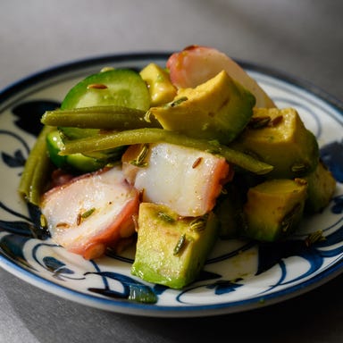 E(イー)_石川県産スモークタコとパクチーのエスニックサラダ