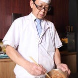 店主兼料理長の磯部宏明は、東京西麻布の人気料亭をはじめ、大阪、千葉、品川などで修行をして参りました。四季折々の自信作の数々を思う存分お楽しみください。