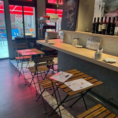 ITALIAN BAR VIVA VINO_店内16席:賑わいと活気あるカジュアル空間
