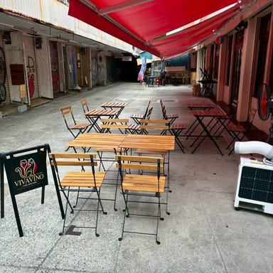 ITALIAN BAR VIVA VINO_テラス12席:牧志の風を感じる開放的な席