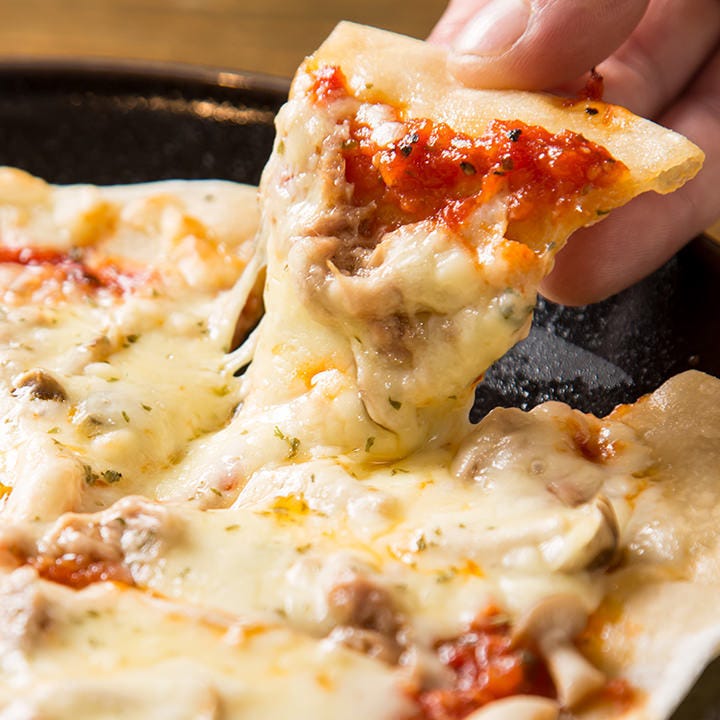 生地から作る自家製ピザ。薄皮だからパリッと軽い食感です！