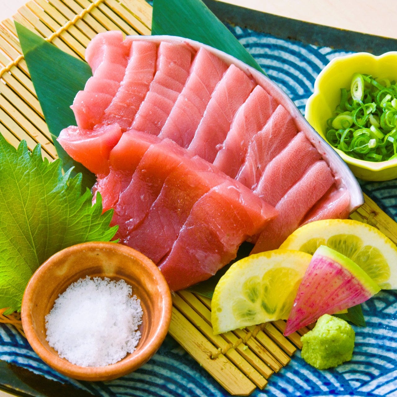 天文館エリアの居酒屋『八州 鹿児島天文館店』の「本マグロの背の断面刺し」の画像