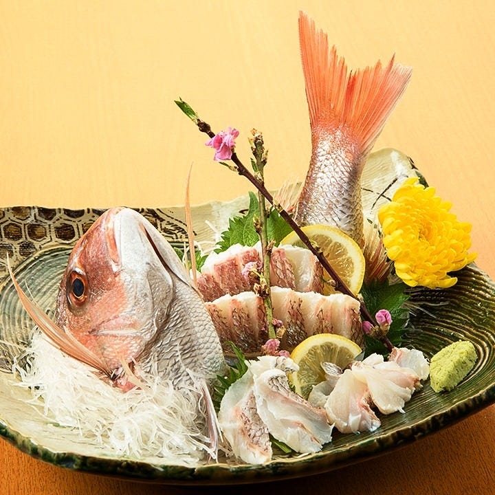 お祝いに鯛のお造り5500円(税抜)～承ります。2日前まで要予約。