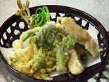 【春野菜天ぷら】
ほろ苦い旬の春野菜は天ぷらが美味い!!