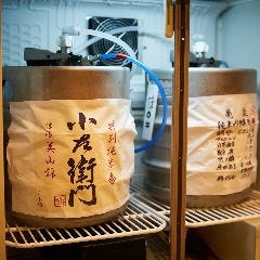 日本酒サーバー。特別に酒蔵さんがフレッシュな日本酒を味わえるようにと樽に入れて卸してくれています。