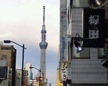 お店の前から新東京タワー（スカイツリー）が一望