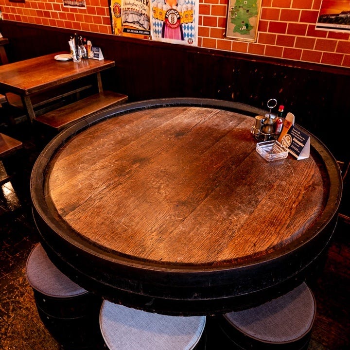 味わいのあるテーブルは100年以上前のドイツビールの樽で作成！