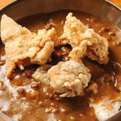 鳥屋のカレーライスは唐揚げも乗ってボリューム満点！！